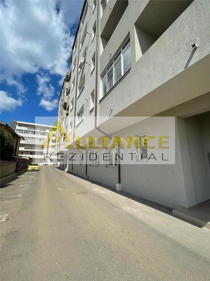 Apartament cu 3 camere decomandat în Metalurgiei