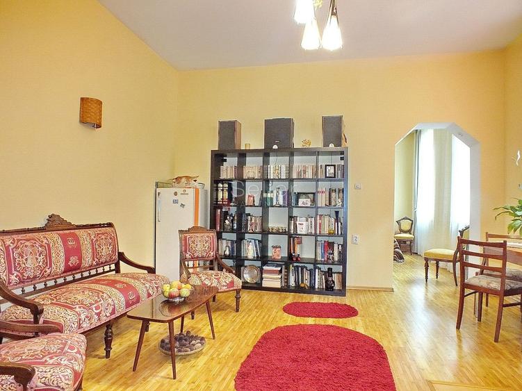 Apartament cu 4 camere semidecomandat în Centrul Istoric