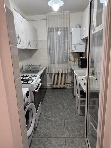 Apartament cu 2 camere semidecomandat, mobilat în Podu Roș