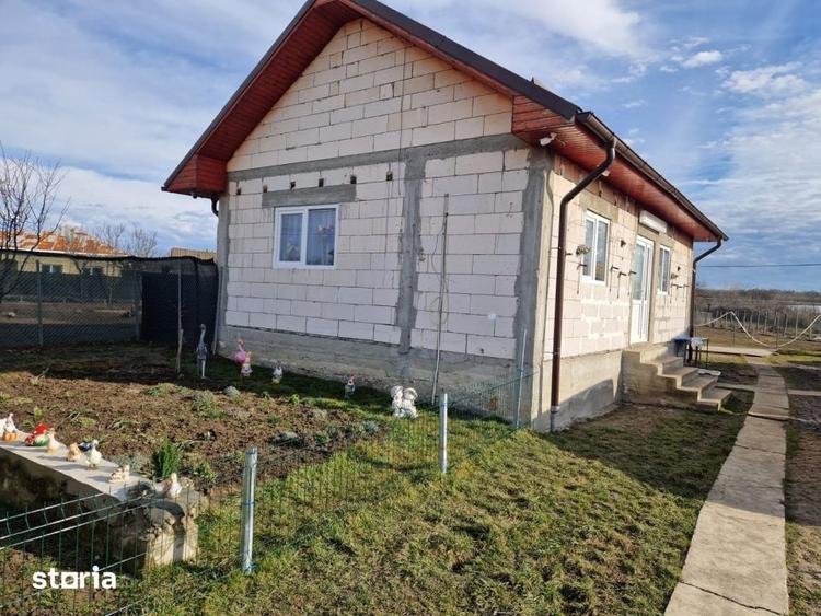 Casă cu 2 camere cu Teren 1686 Mp în Găvănești