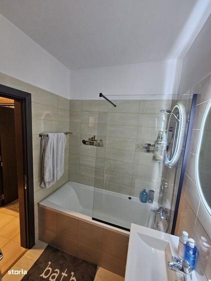 Apartament cu 3 camere decomandat în Roșu