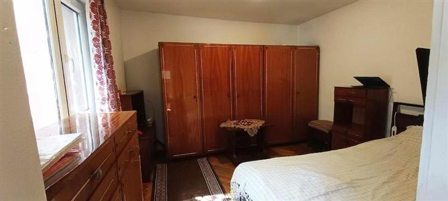 Casă individuală cu 8 camere cu Canalizare în Rahova