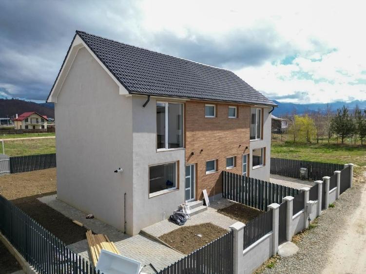 Duplex cu 4 camere cu Canalizare în Sud