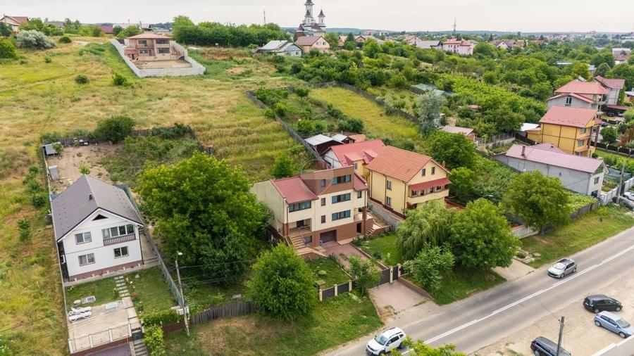 Casă individuală cu 7 camere cu Teren 1371 Mp în Nord-Est
