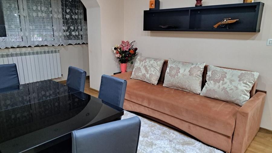 Apartament cu 3 camere semidecomandat în Cutuș