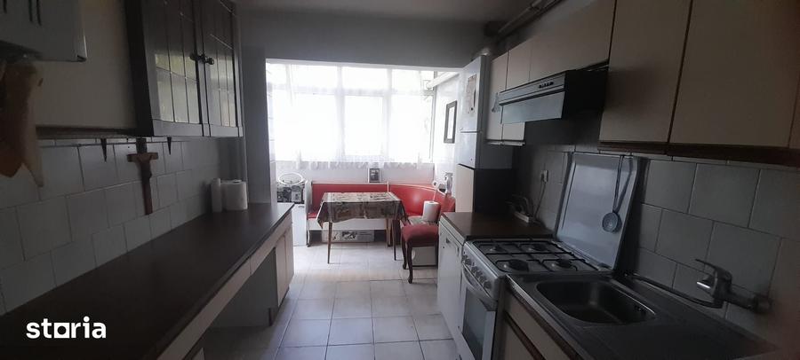 Apartament cu 4 camere semidecomandat în Rahova