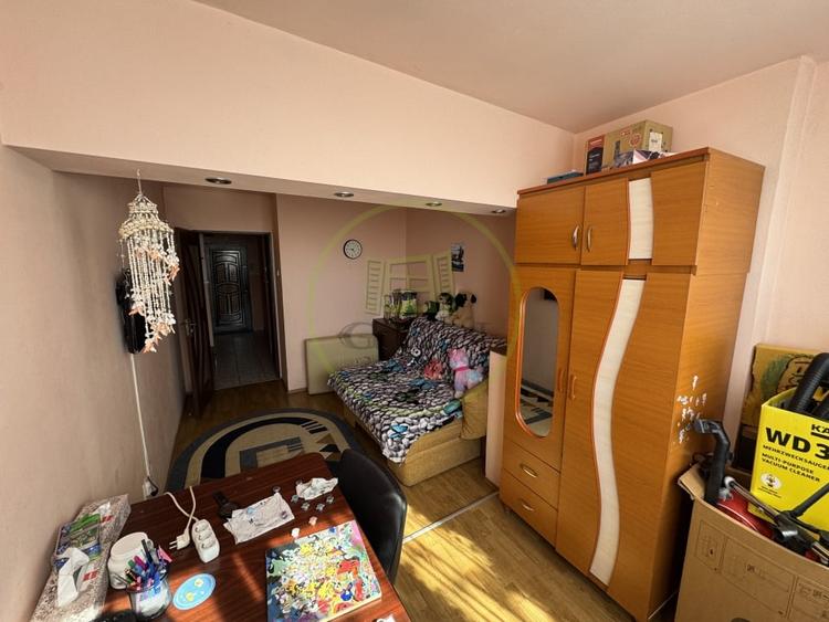 Apartament cu 4 camere semidecomandat, mobilat în Tractorul