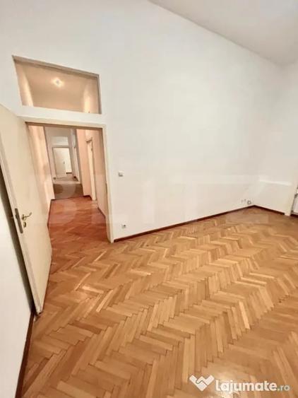 Apartament cu 5 camere semidecomandat în Central