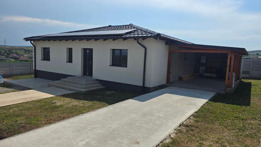 Casă individuală cu 4 camere cu Garaj în Zăvoi