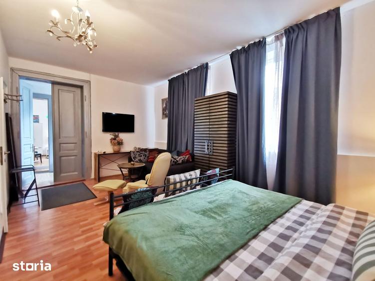Casă cu 6 camere cu Teren 1200 Mp în Gruia