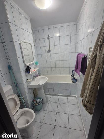 Apartament cu 3 camere semidecomandat, mobilat în Titan