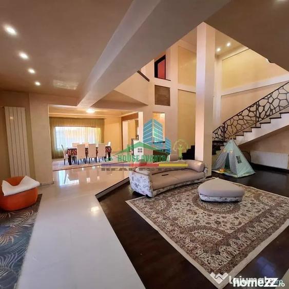 Casă cu 7 camere cu Teren 953 Mp în Central