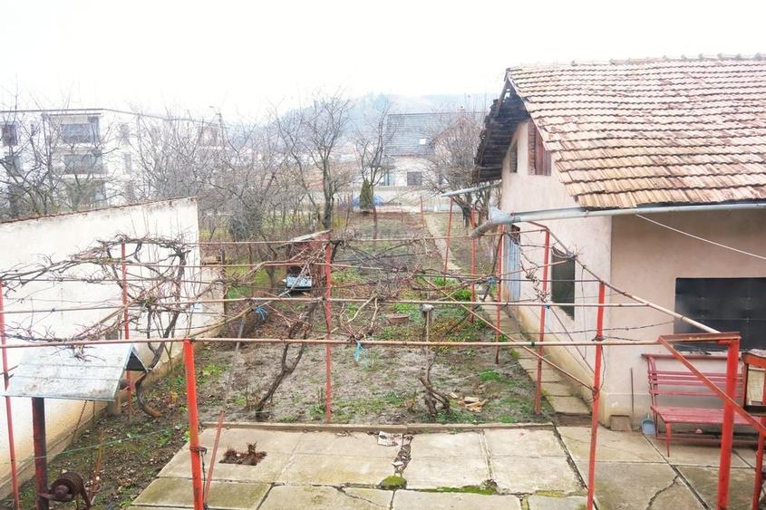 Casă individuală cu 4 camere cu Canalizare în Central