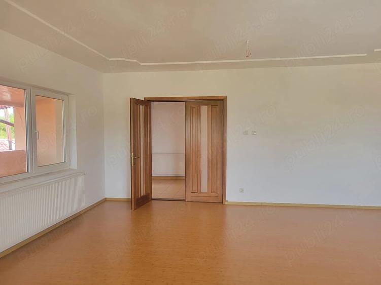 Casă cu 6 camere cu Teren 2900 Mp în Olteni