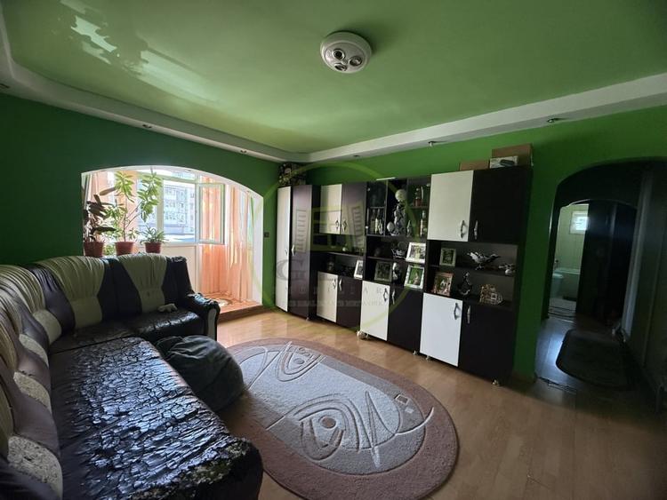 Apartament cu 3 camere semidecomandat, mobilat în Craiovița Nouă