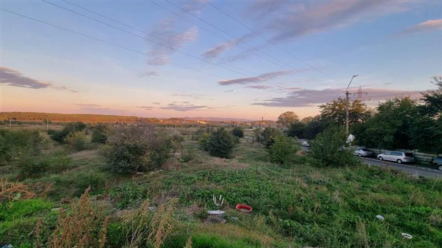 Teren Construcții intravilan de 14100 mp, în Est