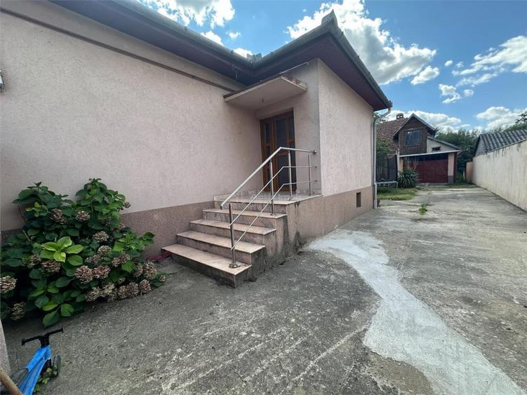 Casă cu 6 camere cu Teren 238 Mp în Central