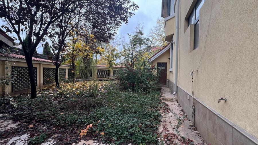 Casă individuală cu 7 camere cu Canalizare în Băneasa