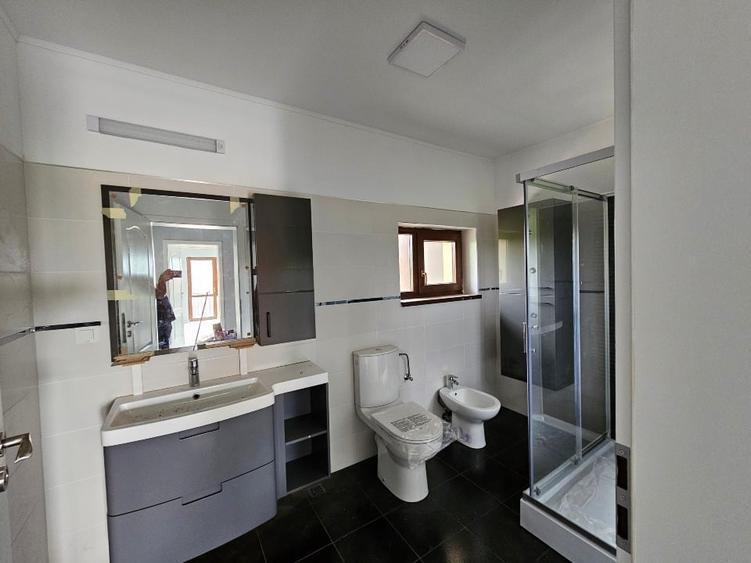 Casă individuală cu 5 camere cu Canalizare în Mărăcineni