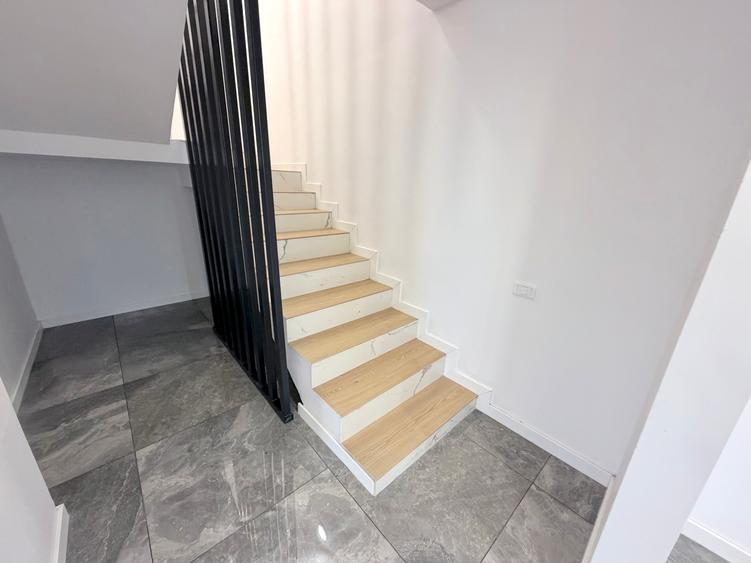 Duplex cu 5 camere cu Teren 242 Mp în Exterior Sud