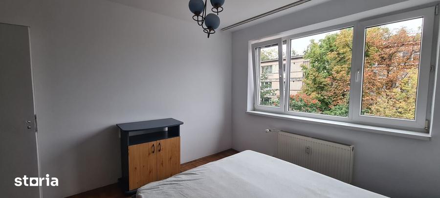 Apartament cu 3 camere semidecomandat în Giulești