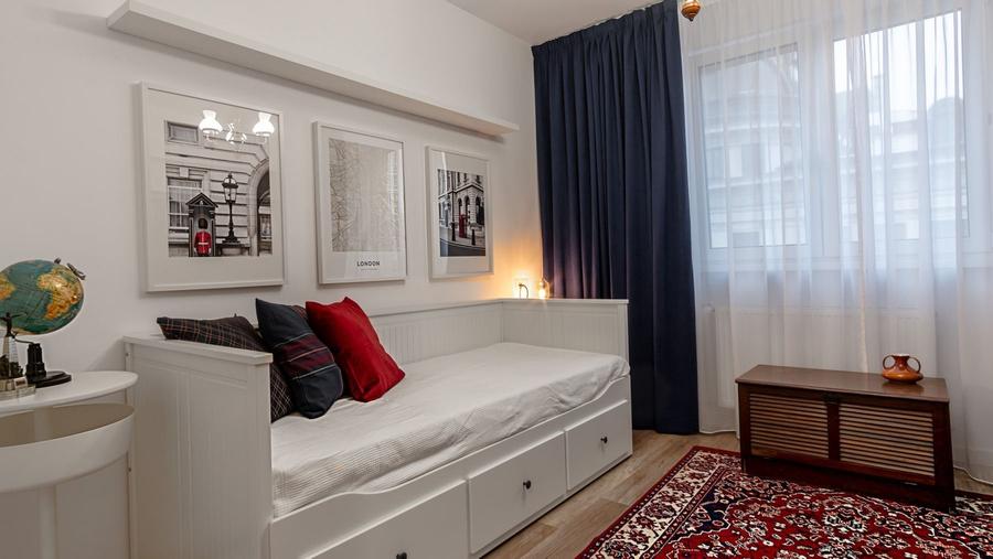 Apartament cu 3 camere semidecomandat în Exterior Nord
