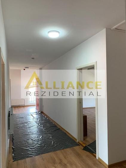 Casă individuală cu 14 camere cu Canalizare în Cățelu
