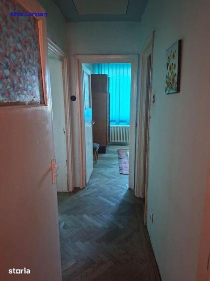 Apartament cu 3 camere semidecomandat în 1 Mai