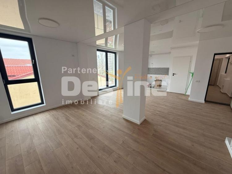 Penthouse cu 4 camere decomandat în Crângași