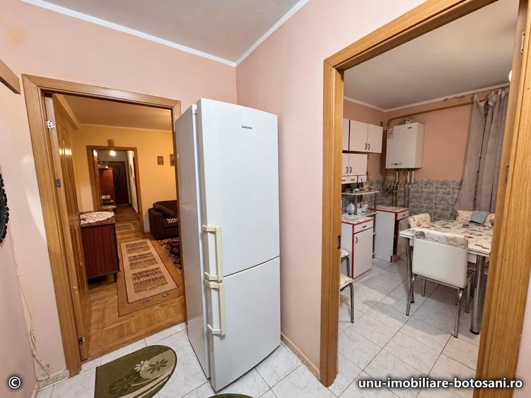 Apartament cu 4 camere semidecomandat în Central