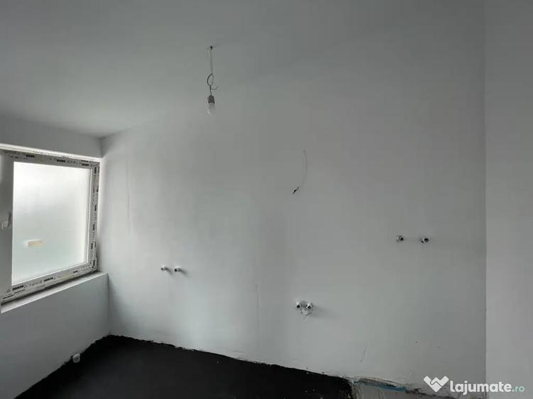 Casă cu 3 camere cu Teren 330 Mp în Plopi