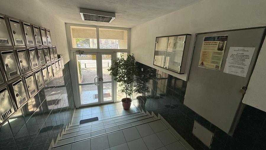 Apartament cu 3 camere decomandat, mobilat în P-ța Victoriei