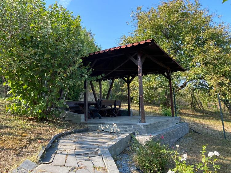 Casă individuală cu 4 camere cu Canalizare în Împăratul Traian