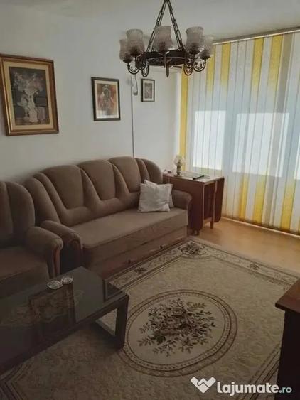 Apartament cu 3 camere decomandat în Republicii
