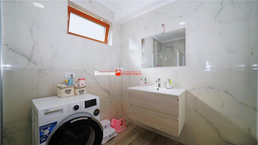 Casă cu 4 camere cu Teren 440 Mp în Central