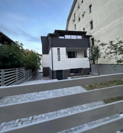 Casă cu 5 camere cu Teren 286 Mp în Central