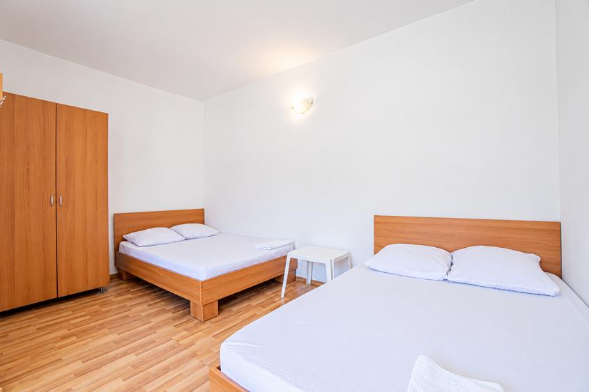 Casă individuală cu 11 camere cu Canalizare în Central