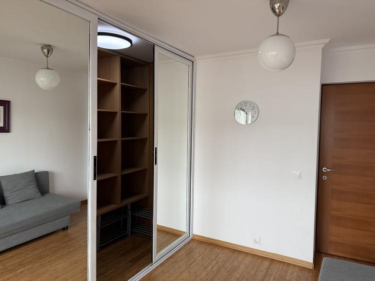 Apartament cu 3 camere semidecomandat, mobilat în Decebal