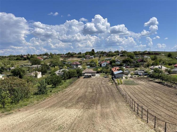 Casă individuală cu 4 camere cu Teren 1600 Mp în Malcoci