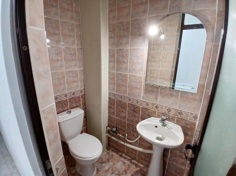 Apartament cu 3 camere decomandat, mobilat în Nicolina