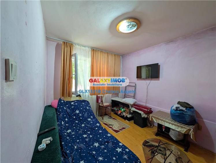 Apartament cu 3 camere semidecomandat în Berceni