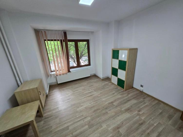 Apartament cu 3 camere semidecomandat, mobilat în Ultracentral