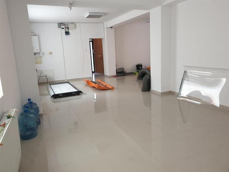 Casă individuală cu 8 camere cu Teren 400 Mp în Scriitorilor