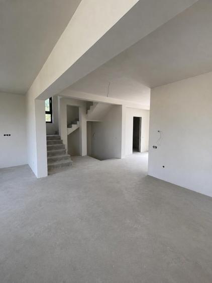 Casă individuală cu 5 camere cu Teren 450 Mp în Dezmir