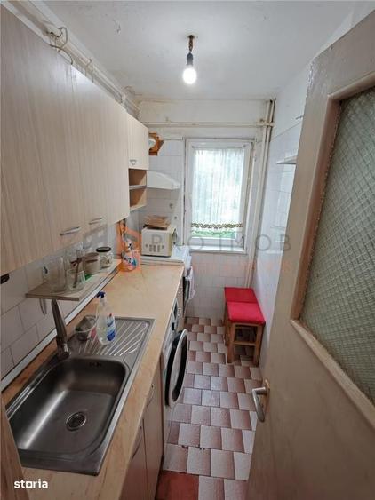 Apartament cu 3 camere semidecomandat în Crâng