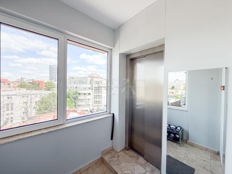 Penthouse cu 5 camere decomandat, mobilat în Central