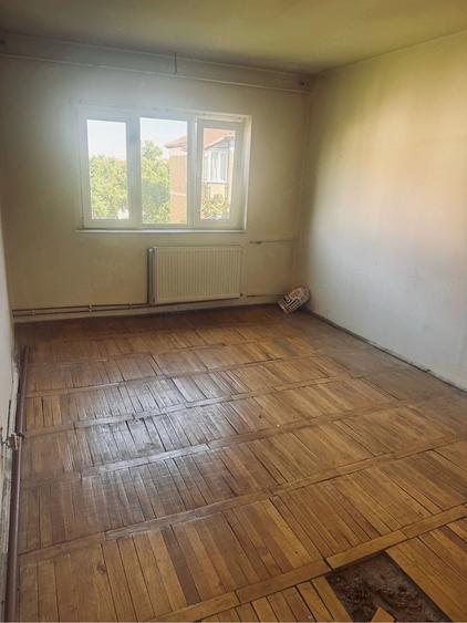 Apartament cu 3 camere decomandat în Aradului
