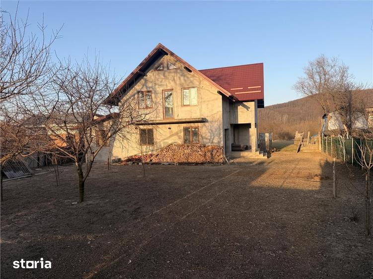Casă cu 4 camere cu Teren 8400 Mp în Pătrăuți