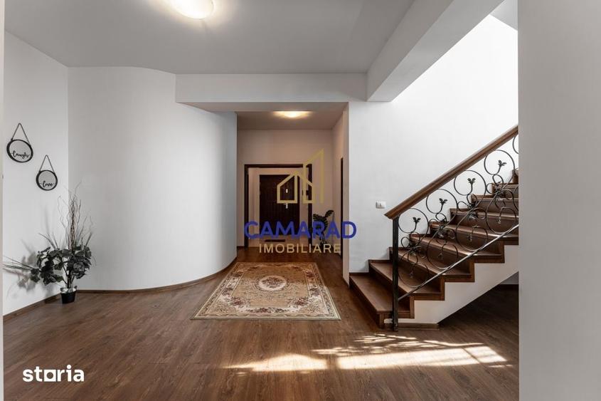 Casă cu 8 camere cu Teren 1000 Mp în Central