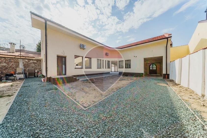 Casă individuală cu 5 camere cu Teren 403 Mp în Central